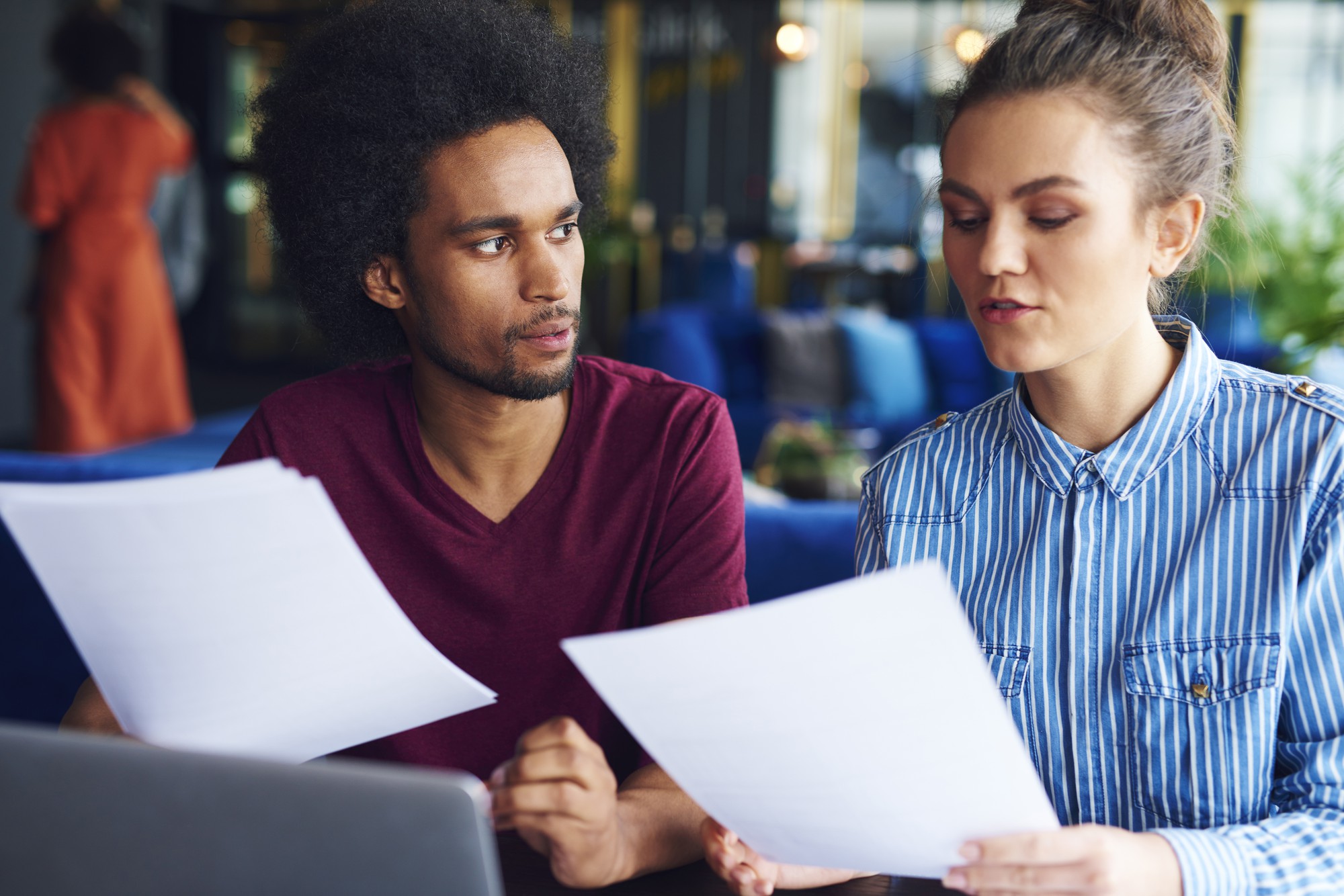Deux collègues analysant ensemble des documents professionnels