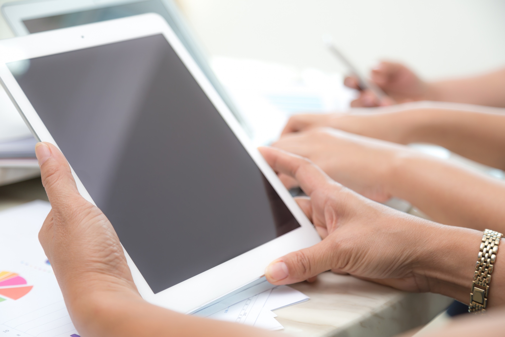Personne utilisant une tablette pour suivre un module de formation mobile