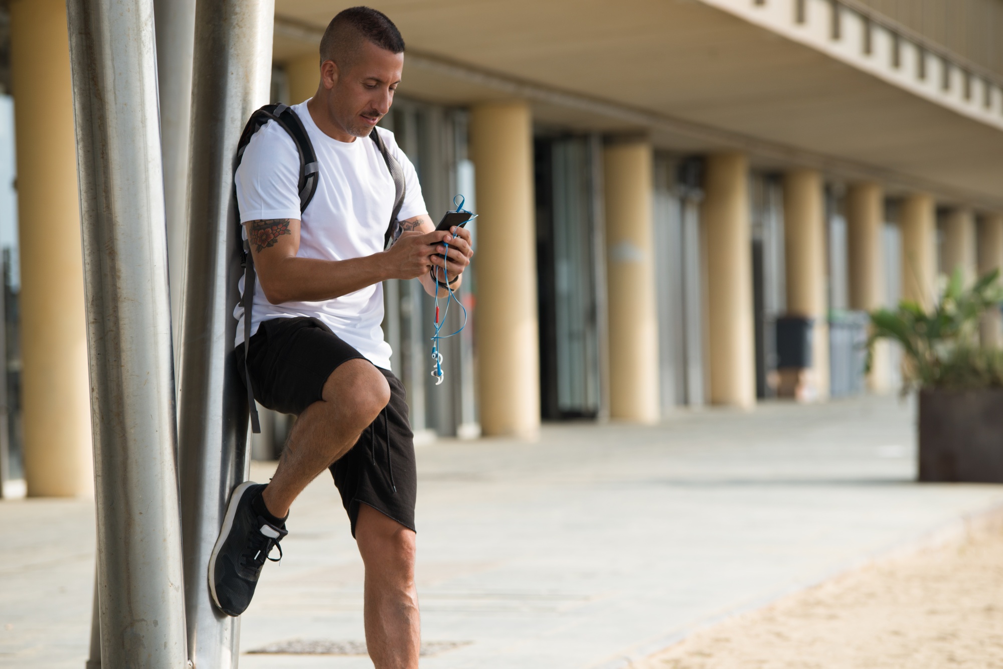 Homme consultant son smartphone en extérieur, illustration de l'apprentissage flexible partout