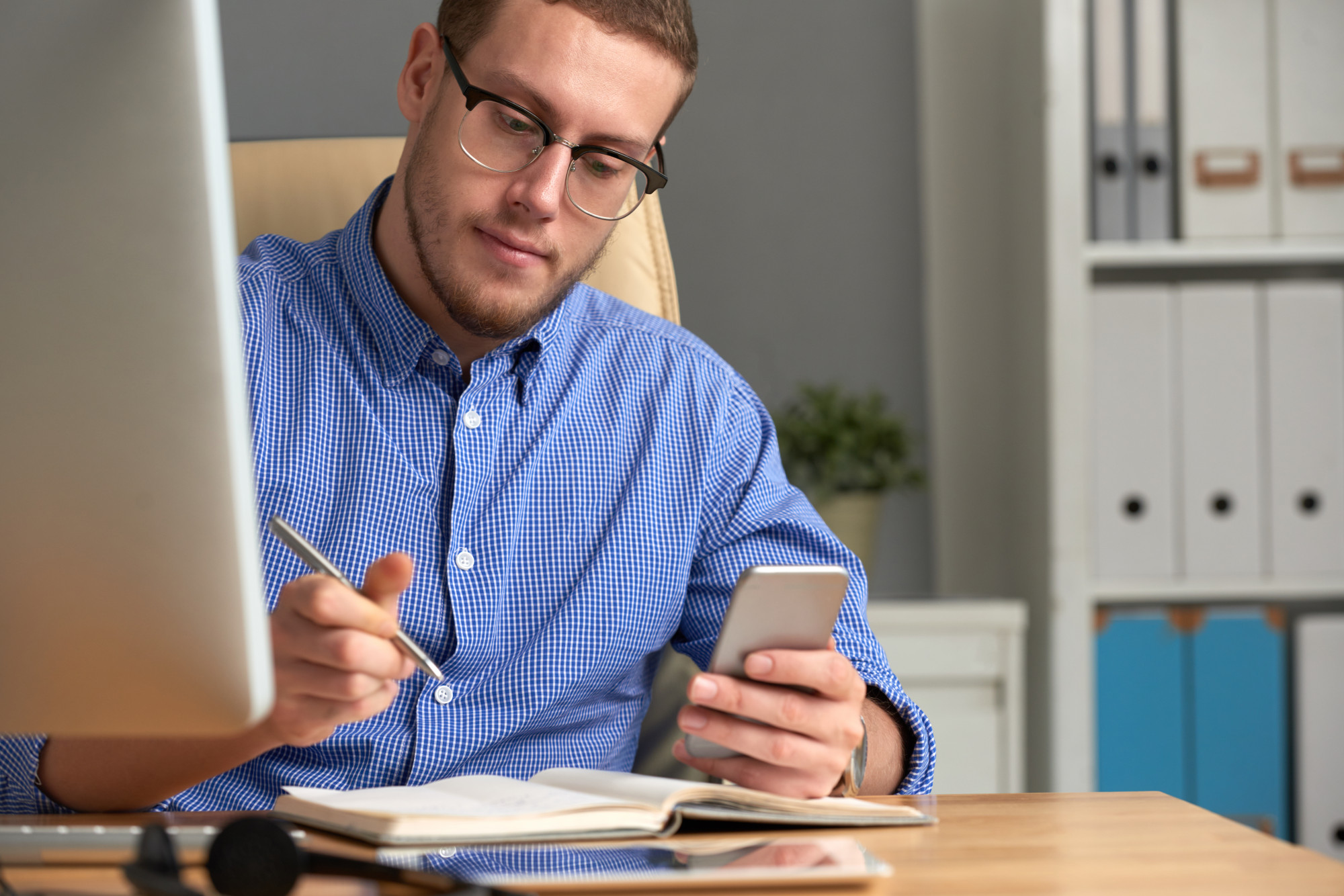 Professionnel consultant son application de formation sur smartphone au quotidien