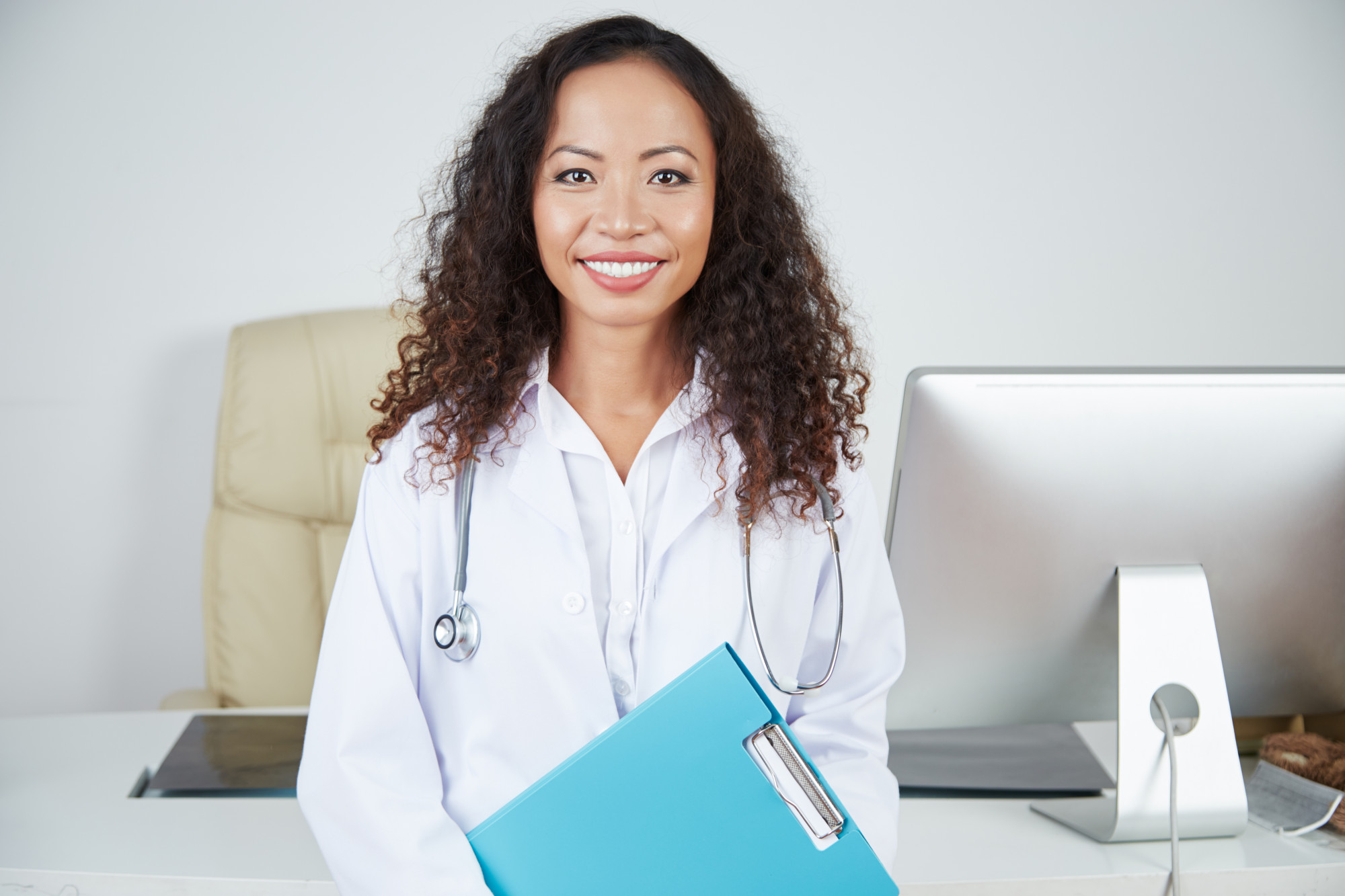 Professionnelle de santé en blouse blanche dans son cabinet