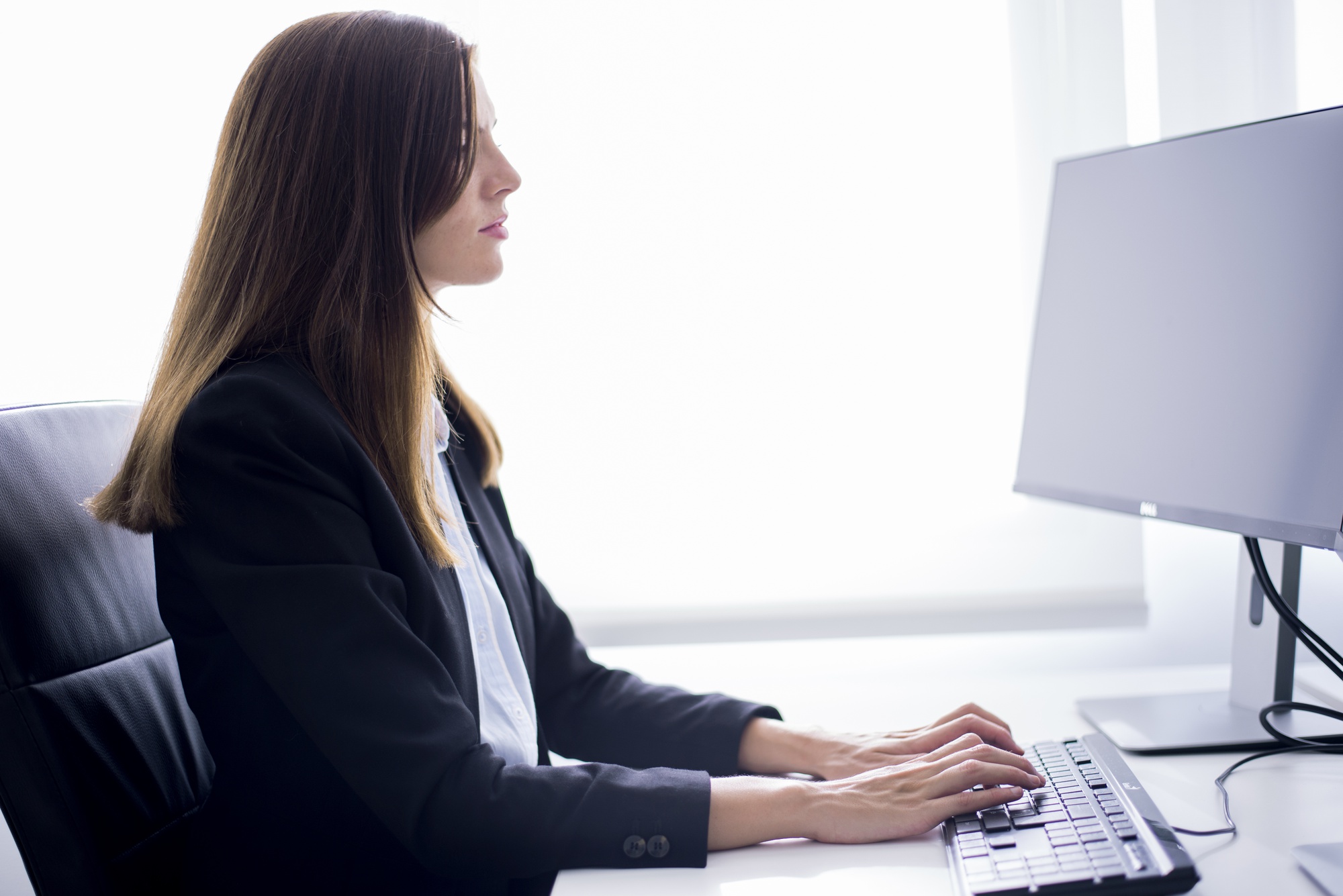 Professionnel utilisant un tableur Excel sur son ordinateur au bureau