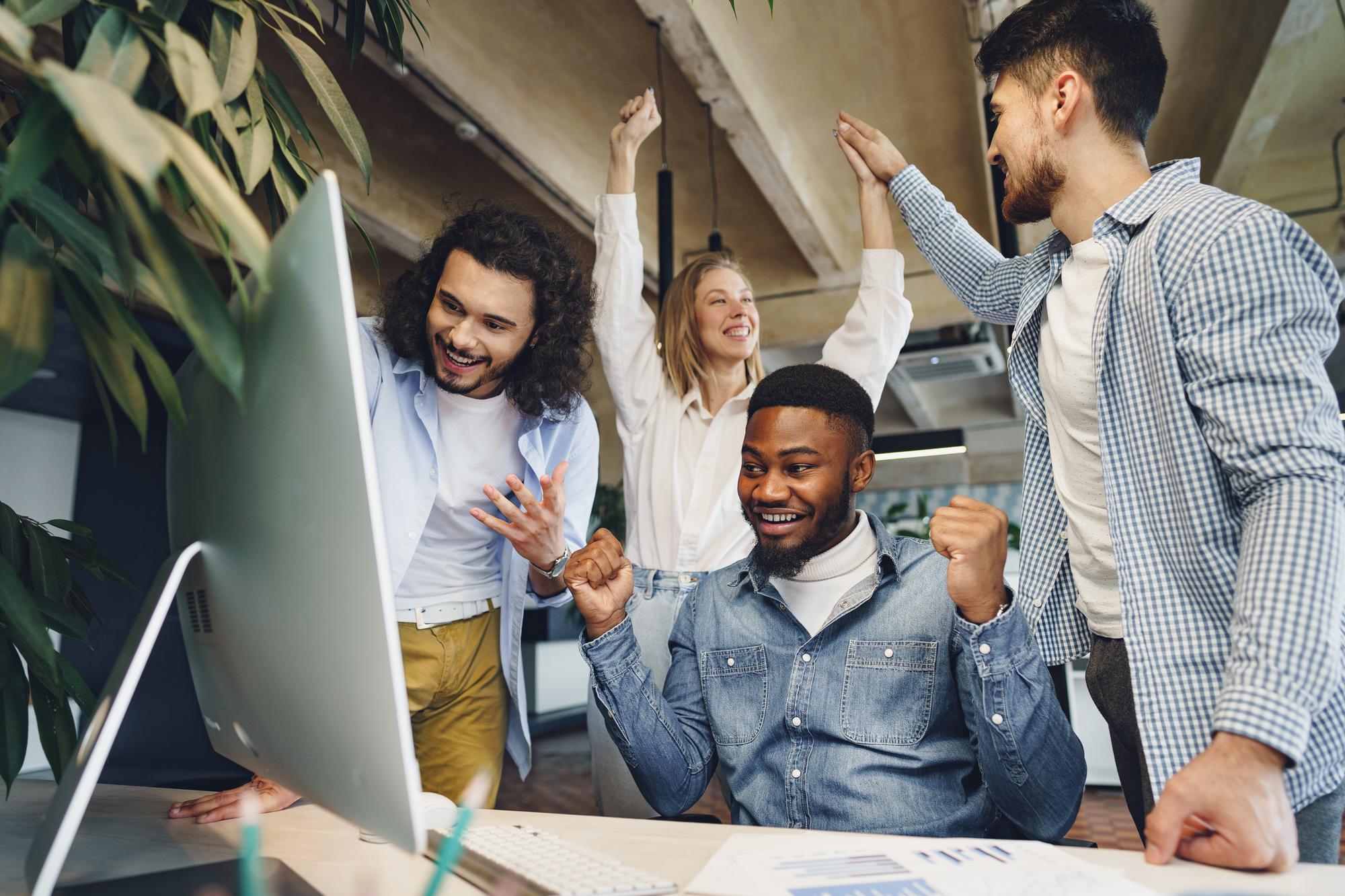 Équipe heureuse célébrant une réussite au bureau, illustration des bénéfices du développement personnel