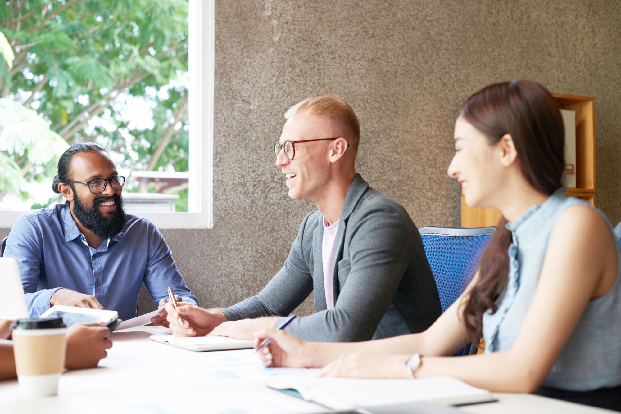 Équipe en réunion, communication et cohésion d'équipe en formation
