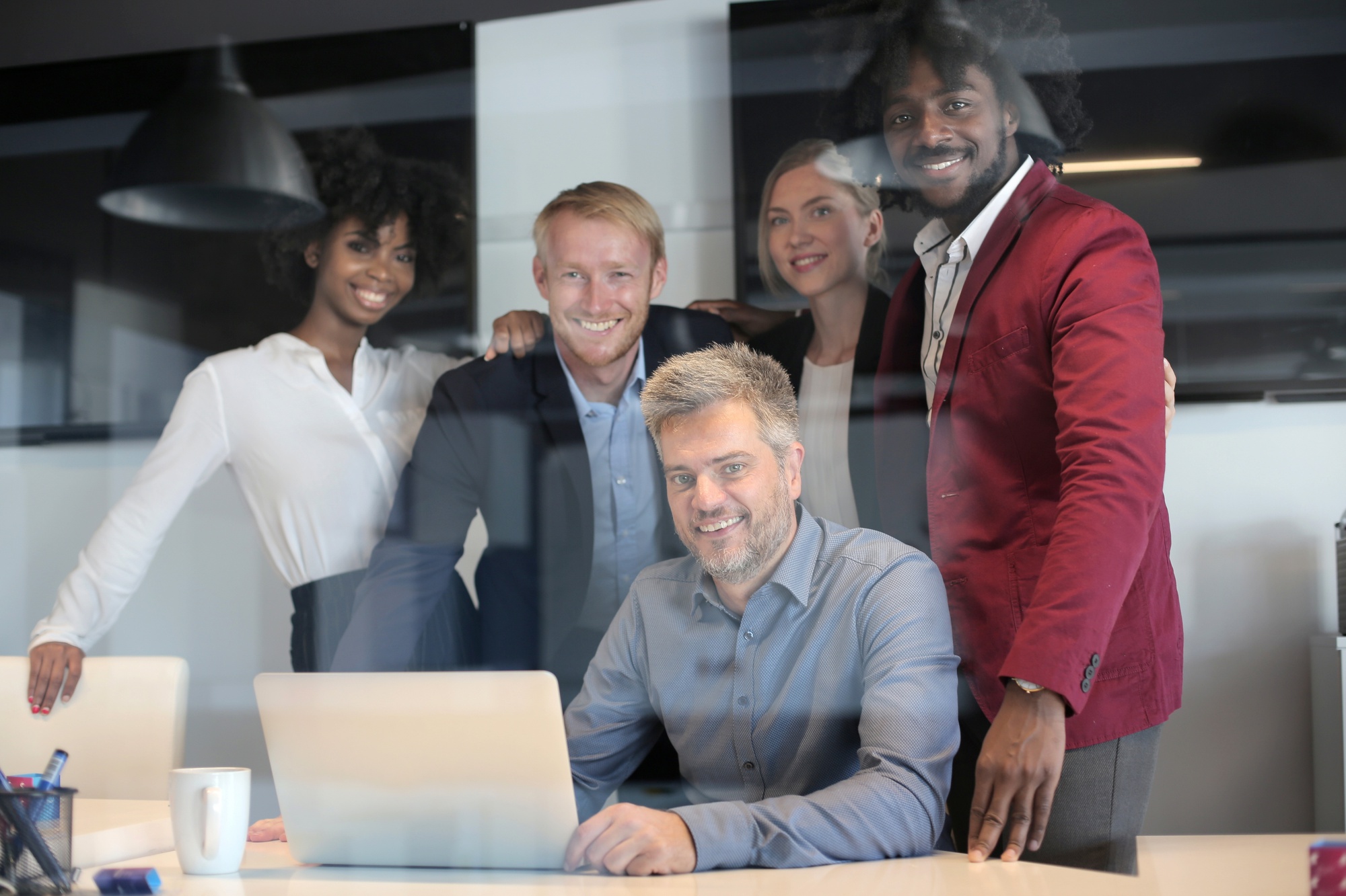 Dirigeant entouré de son équipe, leadership et développement professionnel