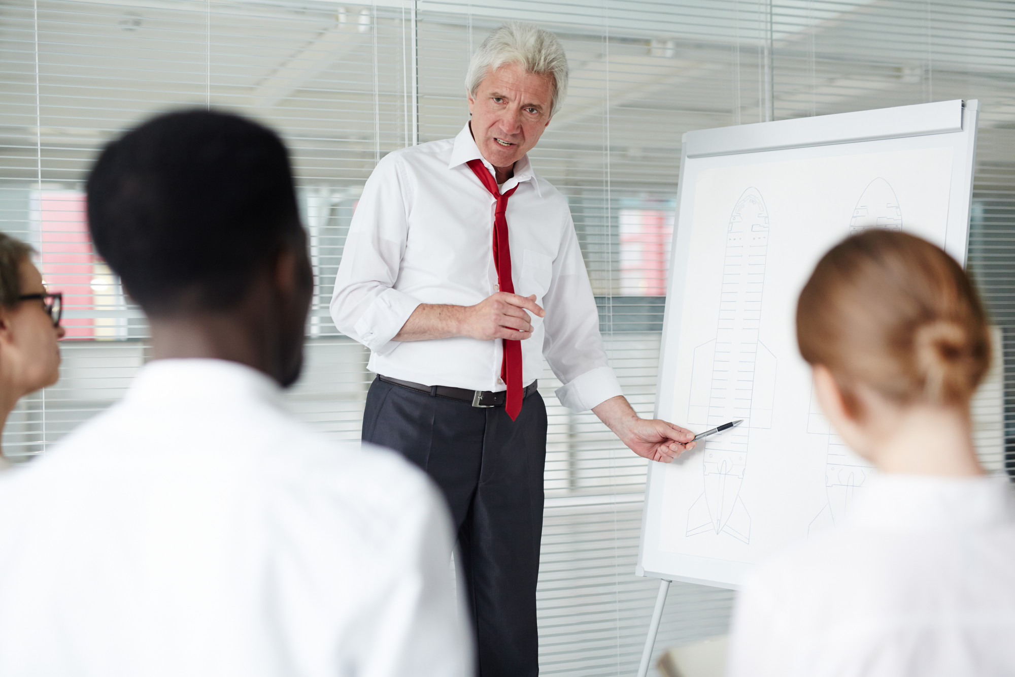 Formateur animant une session de formation professionnelle devant un petit groupe