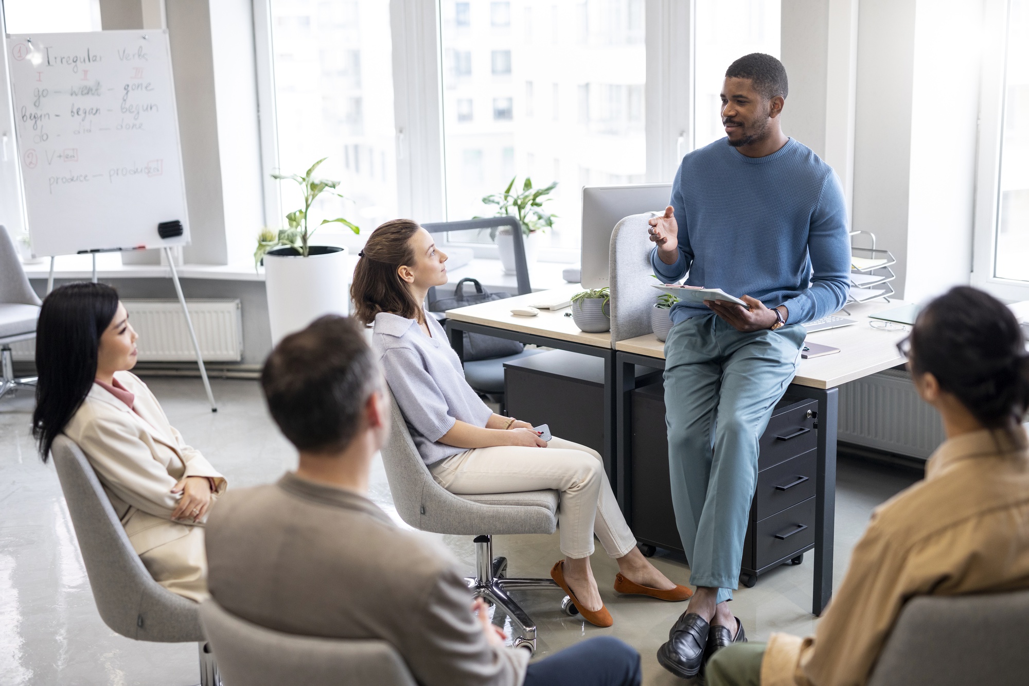 Petit groupe en formation avec un accompagnateur We UP, ambiance conviviale de bureau
