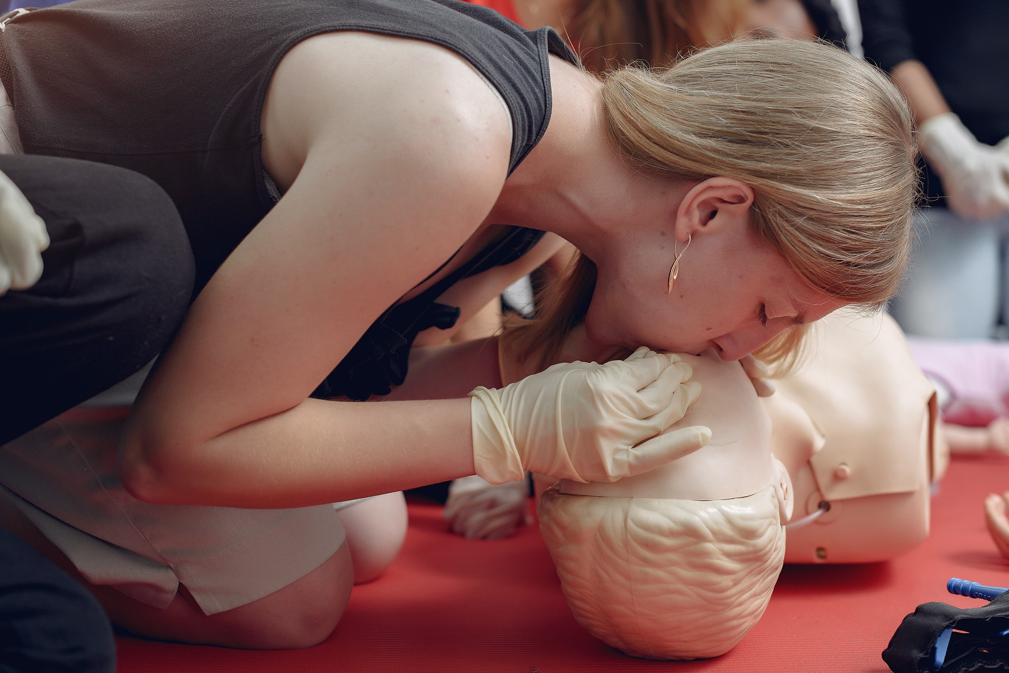 Démonstration de bouche-à-bouche sur mannequin lors d'une formation aux premiers secours