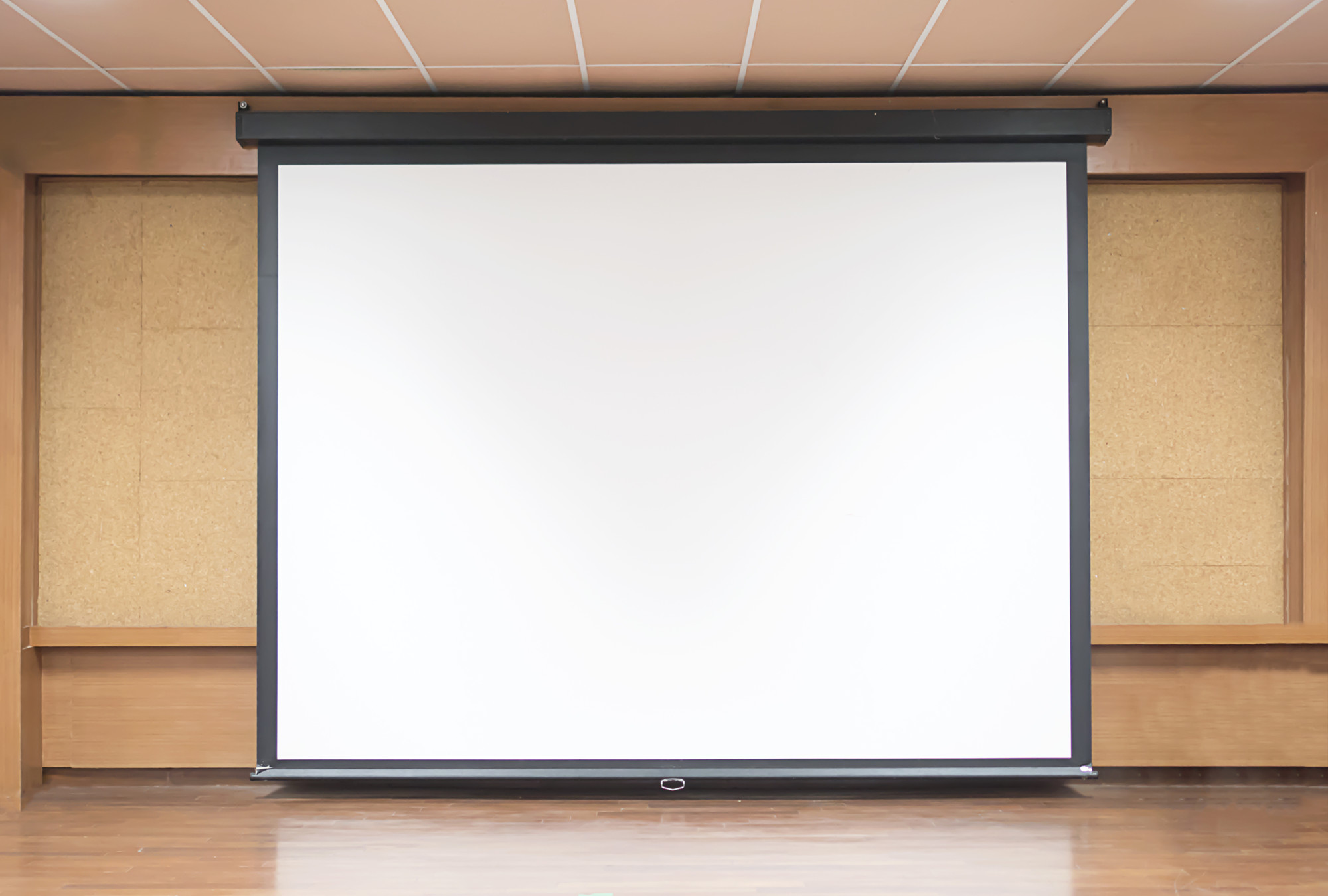 Une salle de réunion moderne équipée d'un écran ou d'un vidéoprojecteur pour une présentation