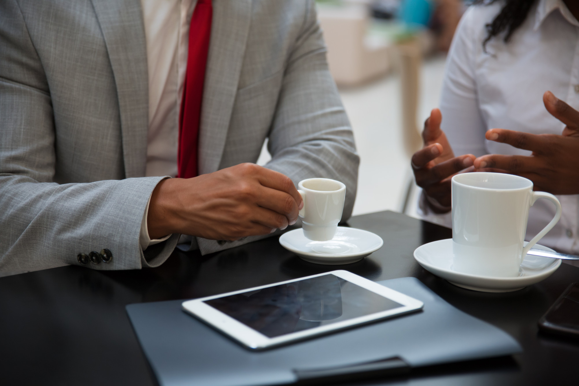 Des participants en pause café ou déjeuner d'affaires pendant une journée de réunion