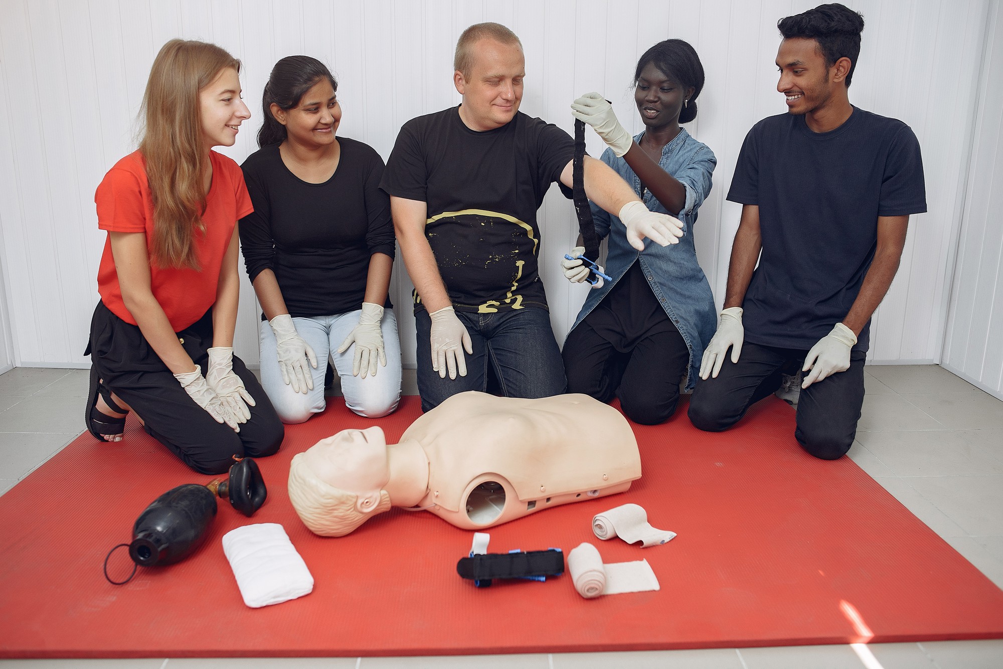 Equipe SST en formation premiers secours avec mannequin