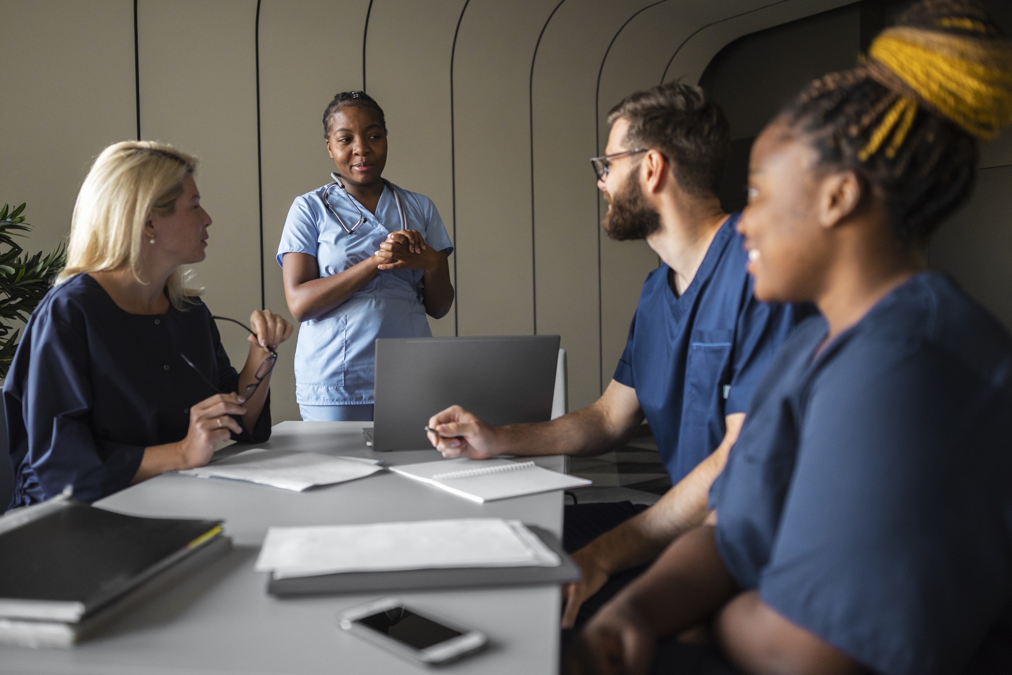 Équipe soignante en réunion, formation dédiée aux établissements de santé