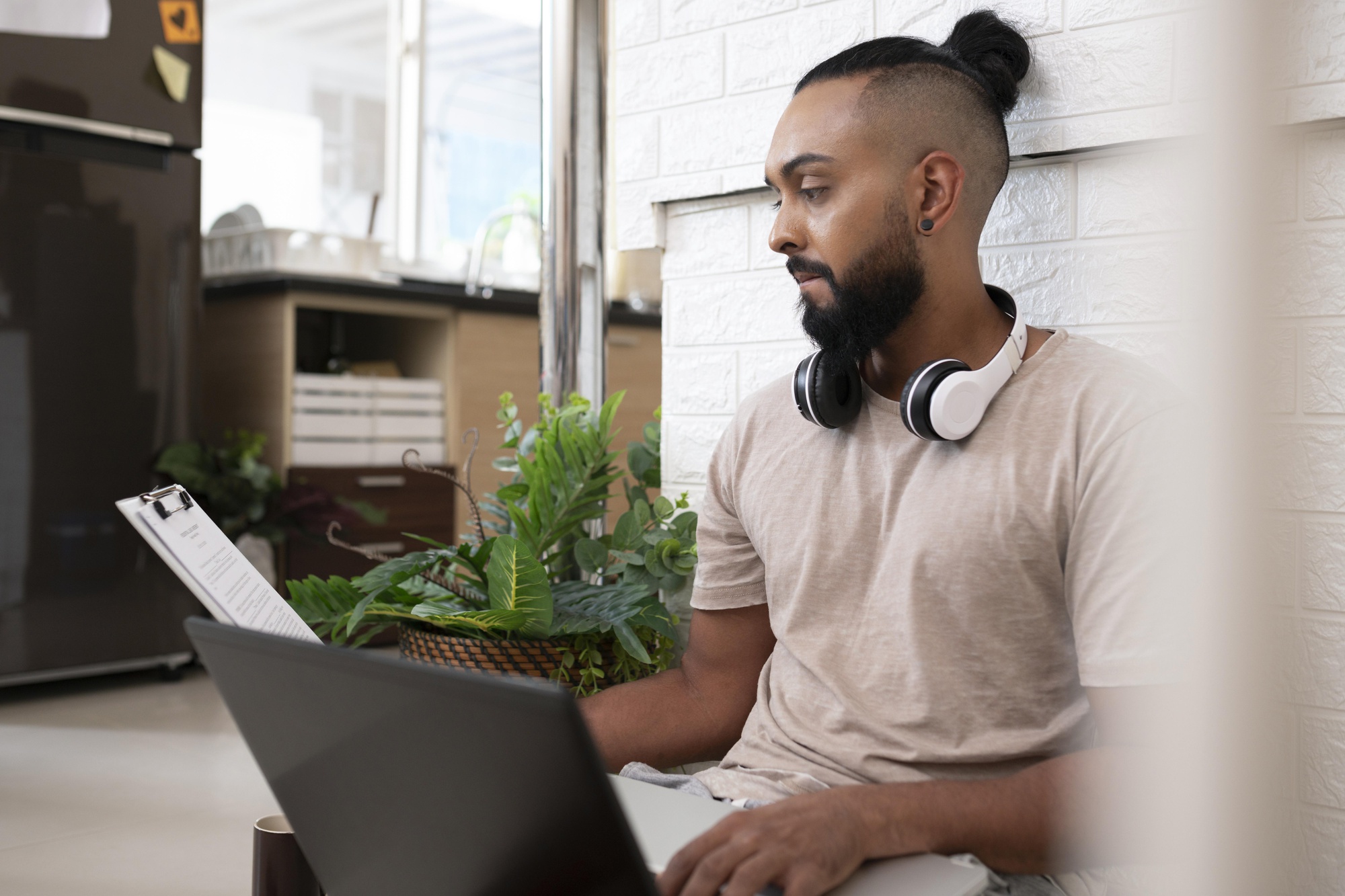 Freelance travaillant à domicile, illustration de la flexibilité pour les auto-entrepreneurs